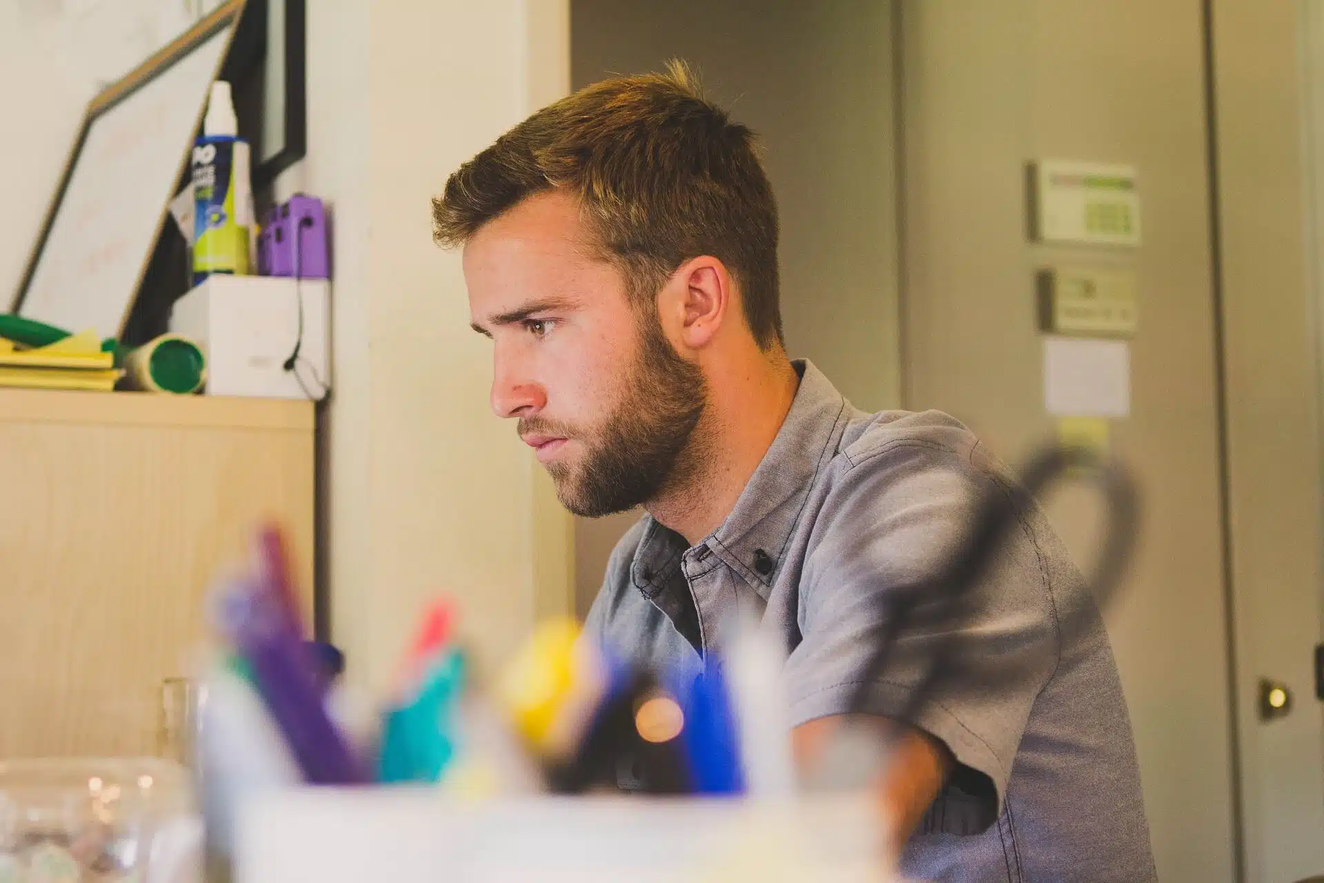 apoio ao empreendedorismo, homem a trabalhar