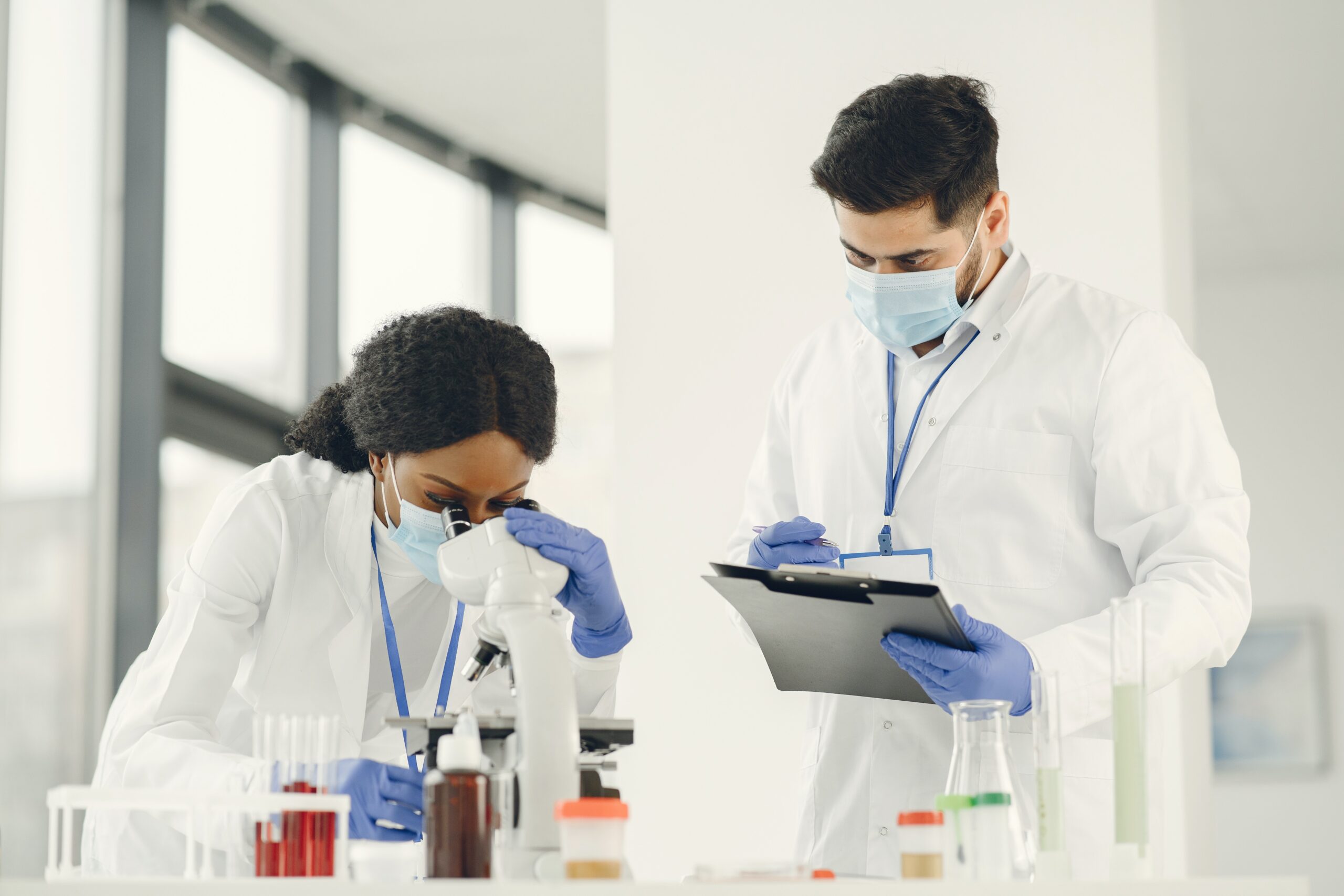 Portugal 2030 incentivos à Investigação e Desenvolvimento. homem branco e mulher negra fazendo pesquisa cientifica