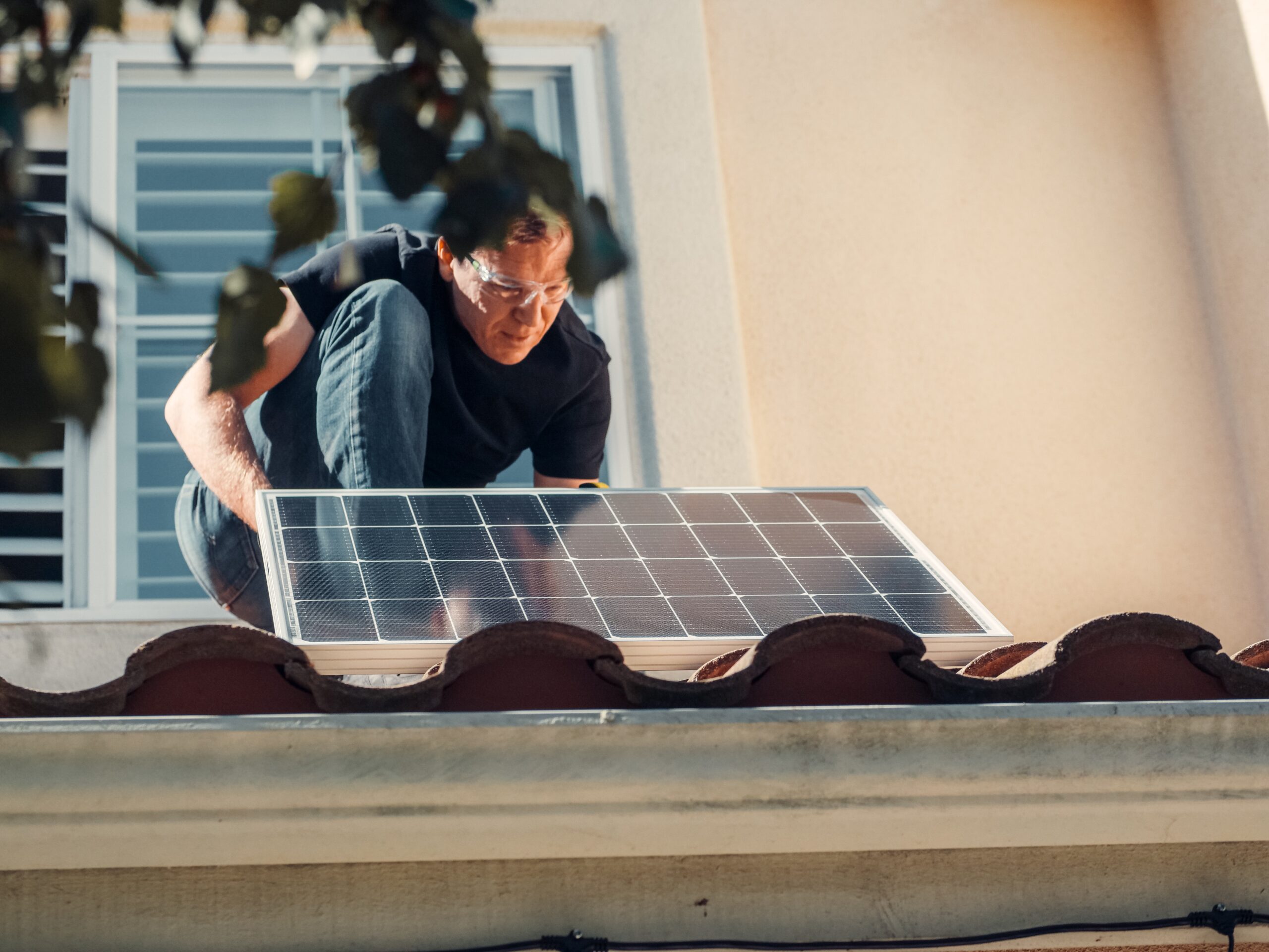 Inovação sustentável_conheça estas 17 startups portuguesas. homem a instalar painéis solares no telhado