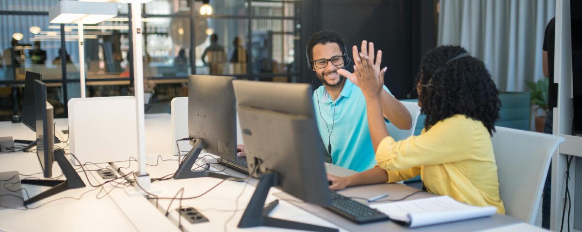 financiamento bancario; equipa de duas pessoas no trabalho, felizes