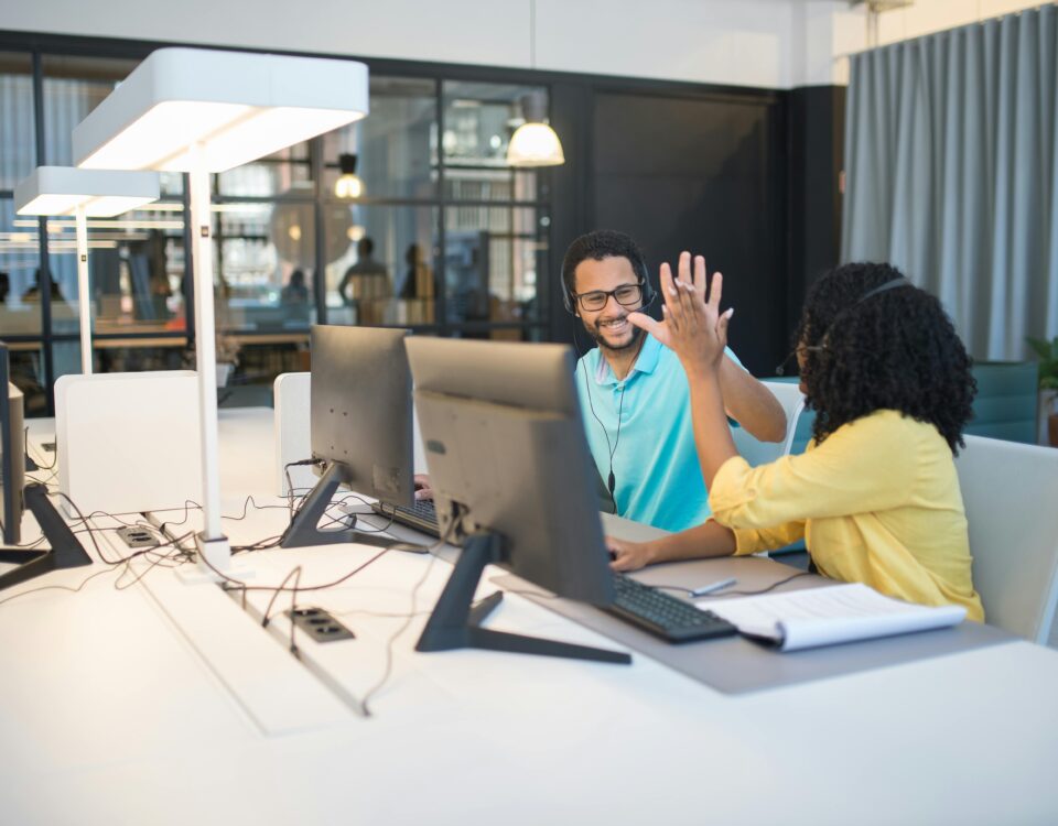 financiamento bancario; equipa de duas pessoas no trabalho, felizes