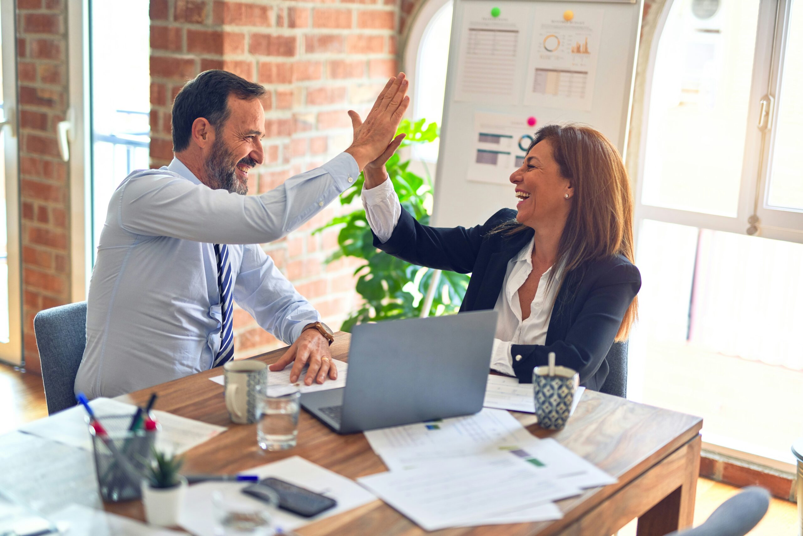 Como abrir empresa; homem e mulher felizes trabalhando